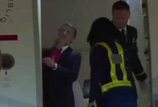 Макрон прокоментував ляпас від дружини, який потрапив на відео