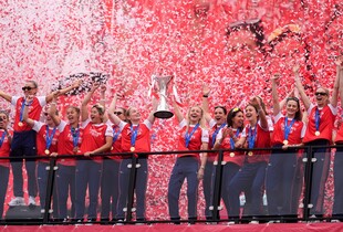 Арсенал святкує історичну перемогу в Лізі чемпіонів: тисячі фанатів зібралися біля Емірейтс-стадіону